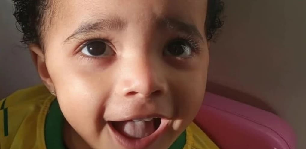 Criança sorrindo de alegria