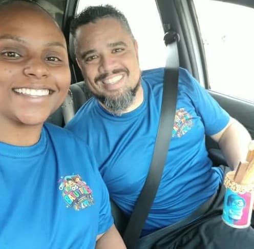 Equipe Batutinhas de uniforme a caminho de mais uma festa