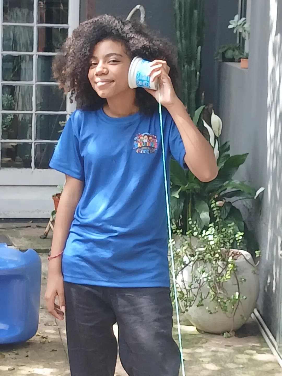 Recreadora dos Batutinhas brincando de telefone de lata, brincadeira clássica dos anos 90